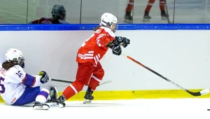 Iga Schramm (przy krązku)