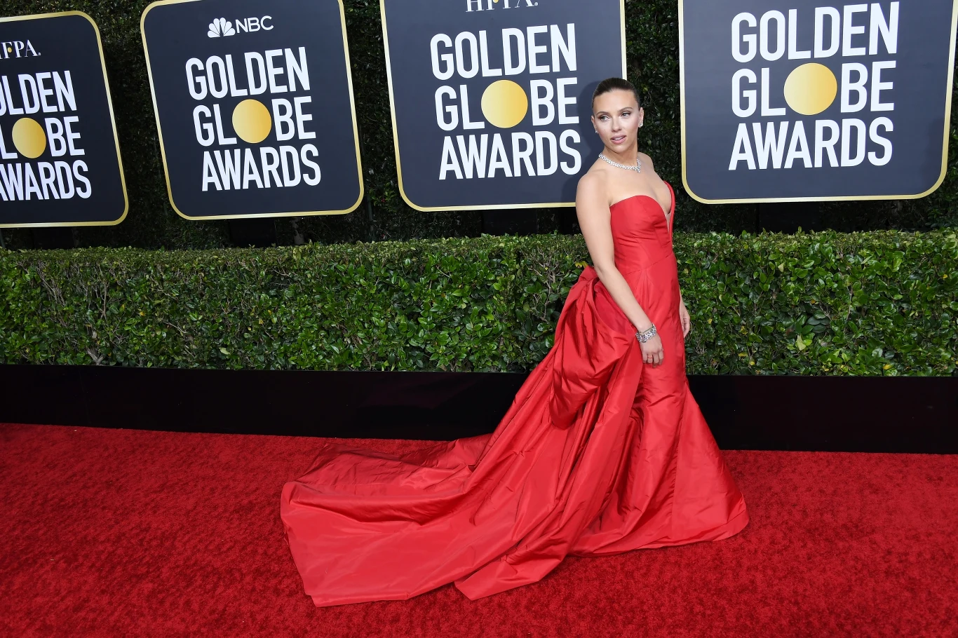 Gwiazda postawiła na czerwoną kreację z dużym dekoltem i długim trenem.