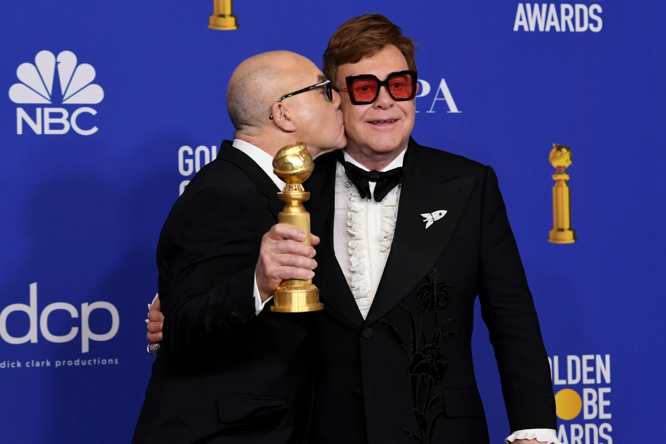 Bernie Taupin i Elton John ze statuetką za najlepszą piosenkę - "I'm Gonna Love Me Again" z filmu "Rocketman"
