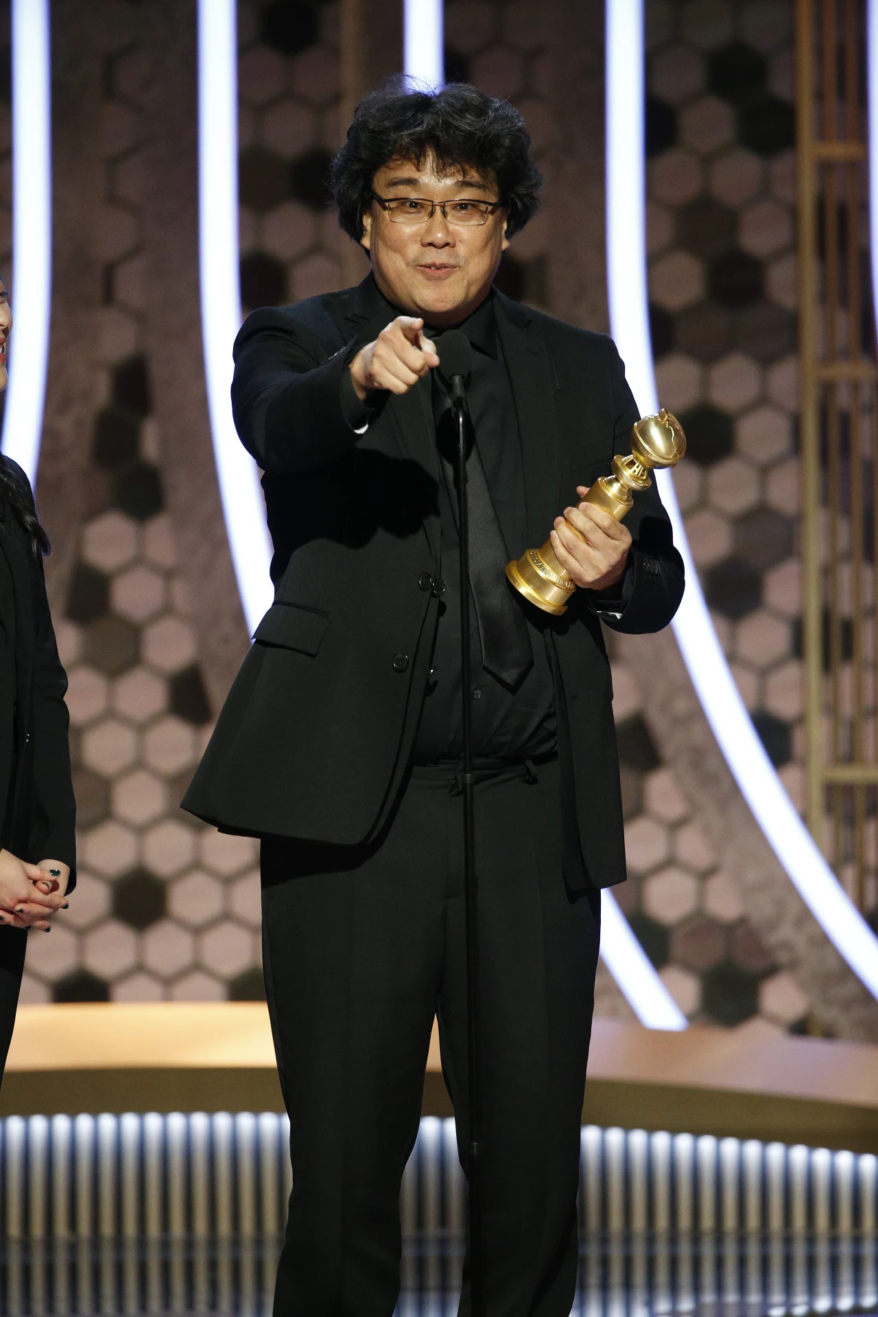 Bong Joon-ho, reżyser "Parasite", ze statuetką w kategorii najlepszy film zagraniczny