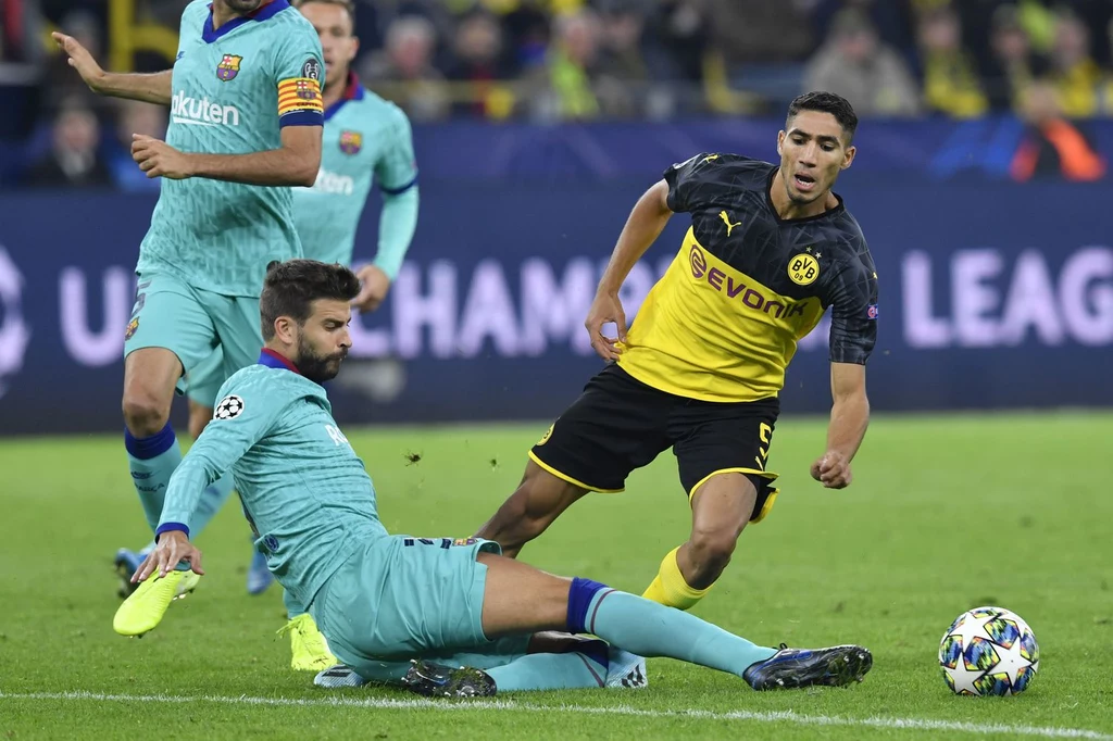 Achraf Akimi w meczu z Barceloną Achraf Akimi w meczu z Barceloną