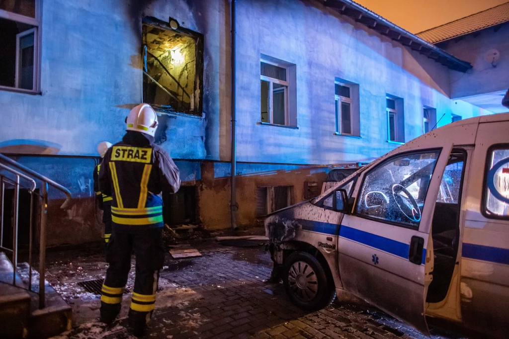 Oficer prasowy Komendy Wojewódzkiej Policji w Gdańsku powiedział, że w wyniku pożaru cztery osoby zmarły, a 22 trafiły do szpitala, w tym policjant, który brał udział w ewakuacji, ponieważ zatruł się tlenkiem węgla. Oficer prasowy Komendy Wojewódzkiej Policji w Gdańsku powiedział, że w wyniku pożaru cztery osoby zmarły, a 22 trafiły do szpitala, w tym policjant, który brał udział w ewakuacji, ponieważ zatruł się tlenkiem węgla.