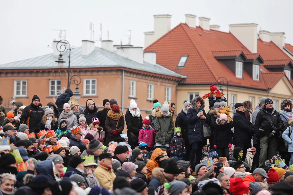 W drodze do stajenki królowie miną sceny: dwór Heroda, walkę dobra ze złem, bramę anielską. Na scenie głównej odbędzie się powitanie Świętej Rodziny i pokłon Trzech króli. Głos zabierze też prezydent RP Andrzej Duda. W drodze do stajenki królowie miną sceny: dwór Heroda, walkę dobra ze złem, bramę anielską. Na scenie głównej odbędzie się powitanie Świętej Rodziny i pokłon Trzech króli. Głos zabierze też prezydent RP Andrzej Duda.