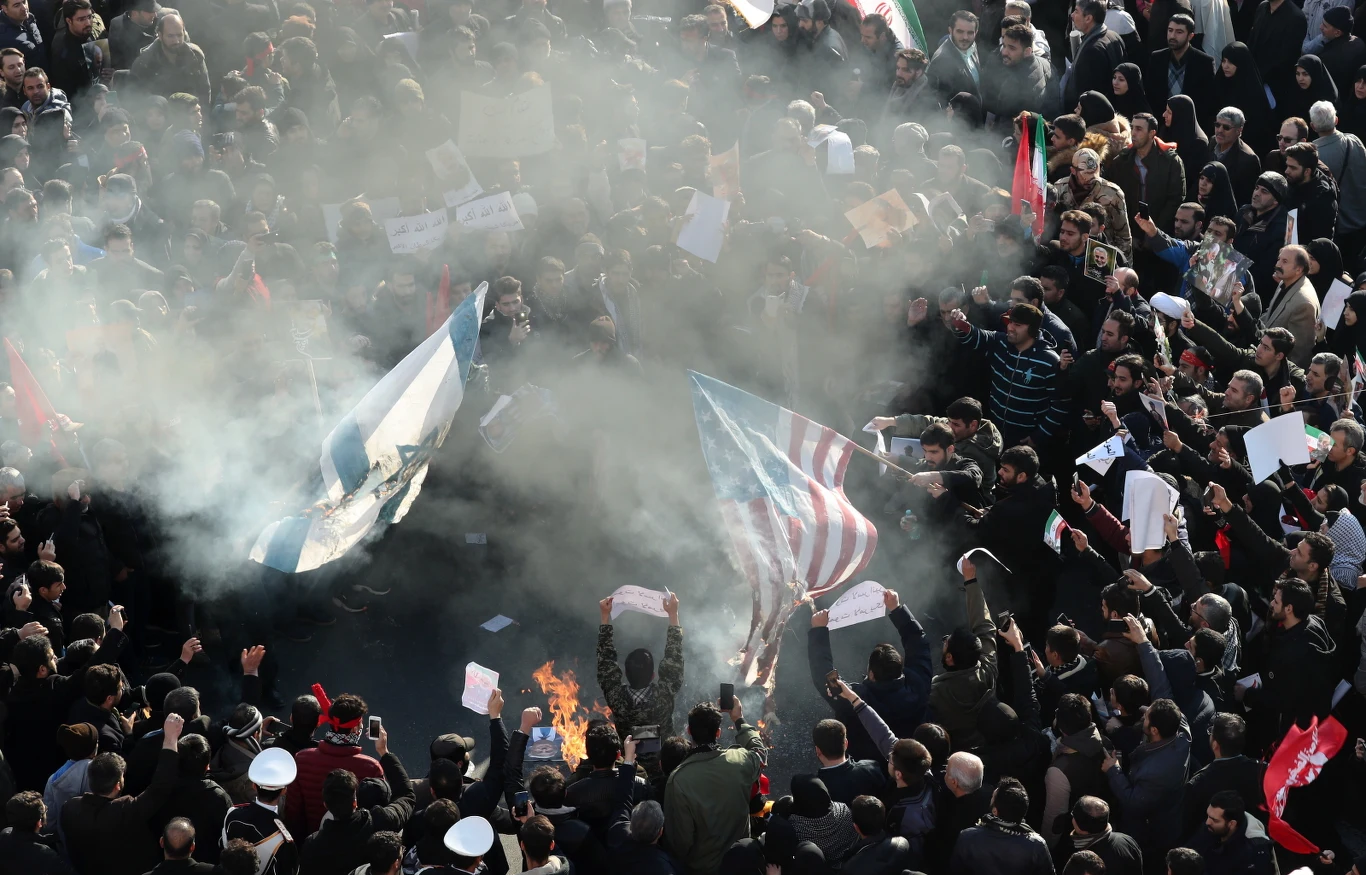 "New York Times" zwraca uwagę, że w poniedziałkowej ceremonii biorą udział nawet przedstawiciele tzw. obozu reformatorów, na co dzień stanowiącego opozycję wobec konserwatystów z obozu duchowo-politycznego przywódcy Iranu ajatollaha Alego Chameneia, do którego należał Sulejmani.