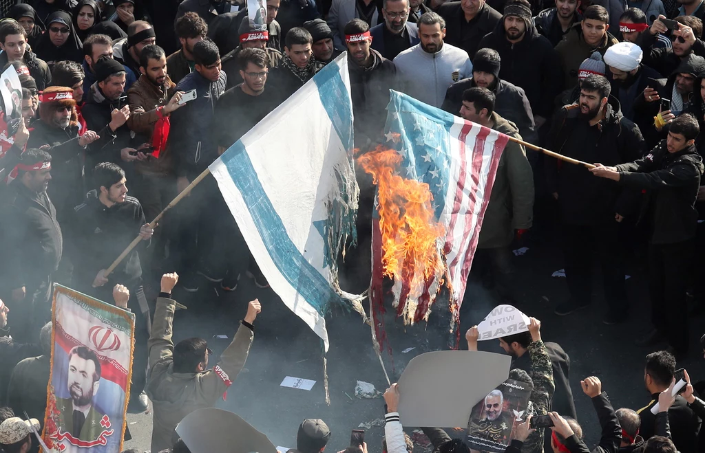 Po raz kolejny podczas zgromadzenia, którego uczestnicy oddają hołd zabitemu generałowi, doszło do palenia amerykańskich flag. Po raz kolejny podczas zgromadzenia, którego uczestnicy oddają hołd zabitemu generałowi, doszło do palenia amerykańskich flag.