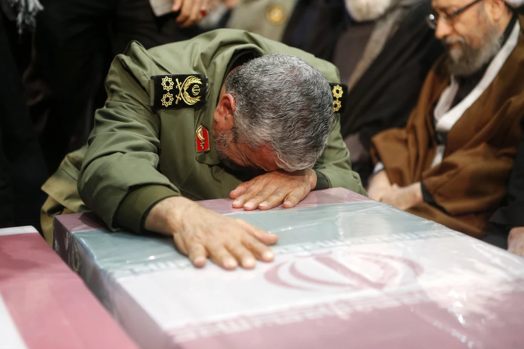 Associated Press podkreśla, że jego śmierć na jakiś czas uciszyła antyrządowe protesty, które wstrząsały Iranem od połowy listopada. (źródło informacji: PAP) Associated Press podkreśla, że jego śmierć na jakiś czas uciszyła antyrządowe protesty, które wstrząsały Iranem od połowy listopada. (źródło informacji: PAP)