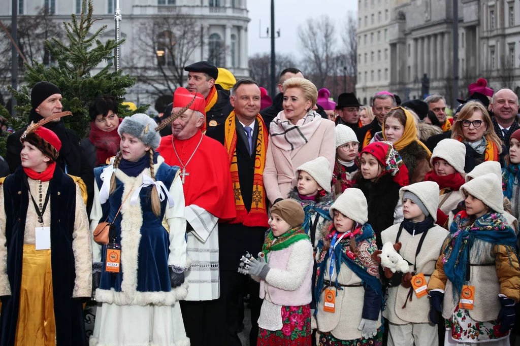 W orszaku Trzech Króli w stolicy wzięła również udział pierwsza dama Agata Kornhauser-Duda. W orszaku Trzech Króli w stolicy wzięła również udział pierwsza dama Agata Kornhauser-Duda.
