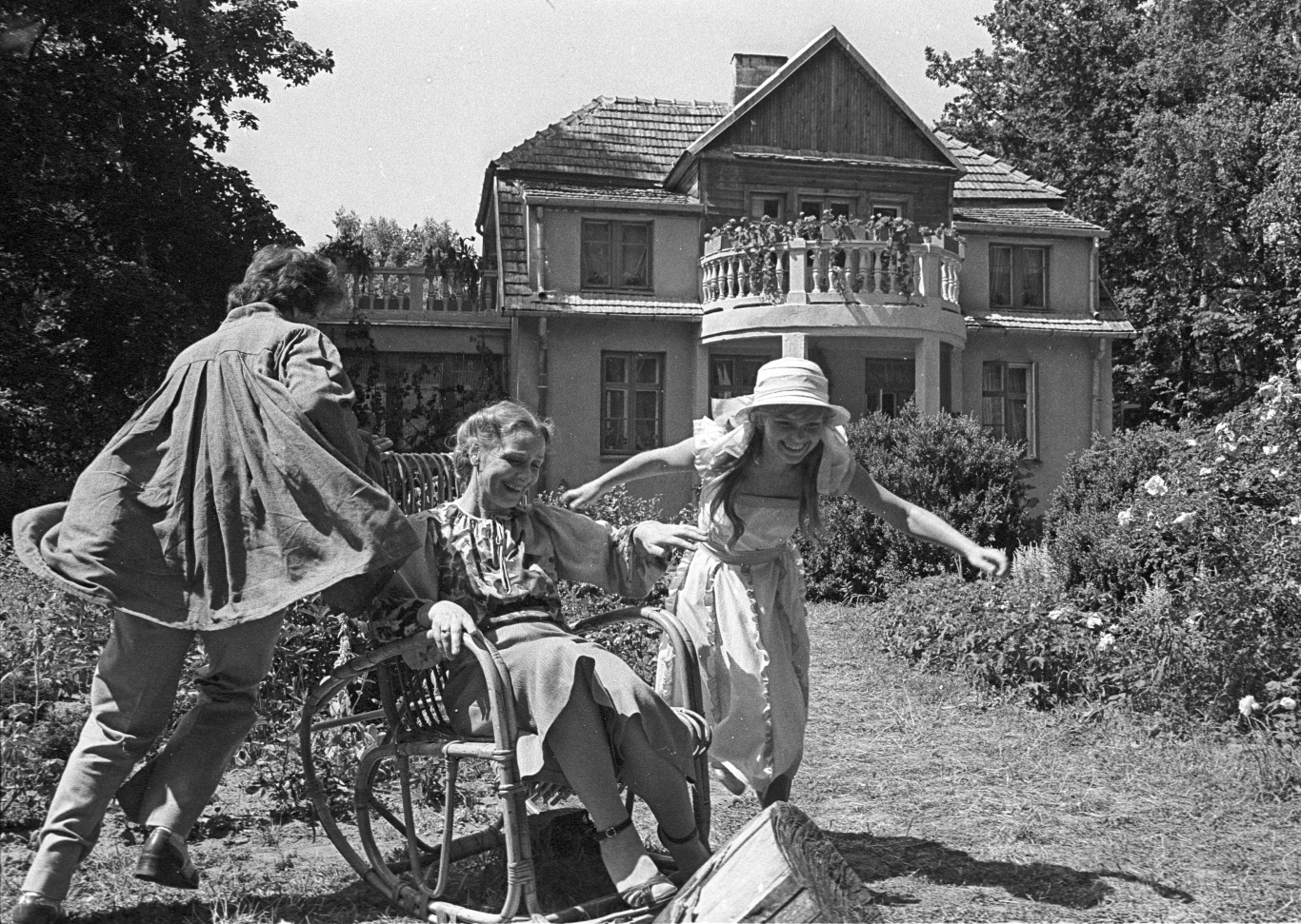 Rok 1932. Bakteriolog, doktor Tyszowski, musi wyjechać do Chin, gdzie wybuchła epidemia. Pozostawia swoją córkę Ewę pod opieką państwa Szymbartów. Dziewczyna nie mogąc porozumieć się z opiekunami, decyduje się na ucieczkę. 16-letnia Ewa zostaje przygarnięta przez biednego malarza Jerzego i trafia do willi jego matki, pani Zawidzkiej. 

Na zdjęciu: Emilian Kamiński, Anna Milewska i Dorota Grzelak