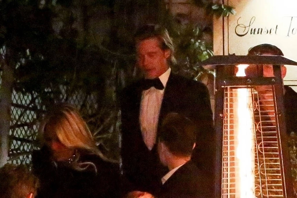 Znalazł się również czas na plotki. Wielu zastanawiało się, kogo na Złote Globy zabierze Brad Pitt. Spoglądano również na Jennifer Aniston, która siedziała kilka stolików dalej. Na próżno można było jednak dopatrywać się między nimi czułych gestów, bo nawet ze sobą nie rozmawiali. Jednak fotoreporterom nie umknęło to, co działo się po uroczystej gali. Znalazł się również czas na plotki. Wielu zastanawiało się, kogo na Złote Globy zabierze Brad Pitt. Spoglądano również na Jennifer Aniston, która siedziała kilka stolików dalej. Na próżno można było jednak dopatrywać się między nimi czułych gestów, bo nawet ze sobą nie rozmawiali. Jednak fotoreporterom nie umknęło to, co działo się po uroczystej gali.
