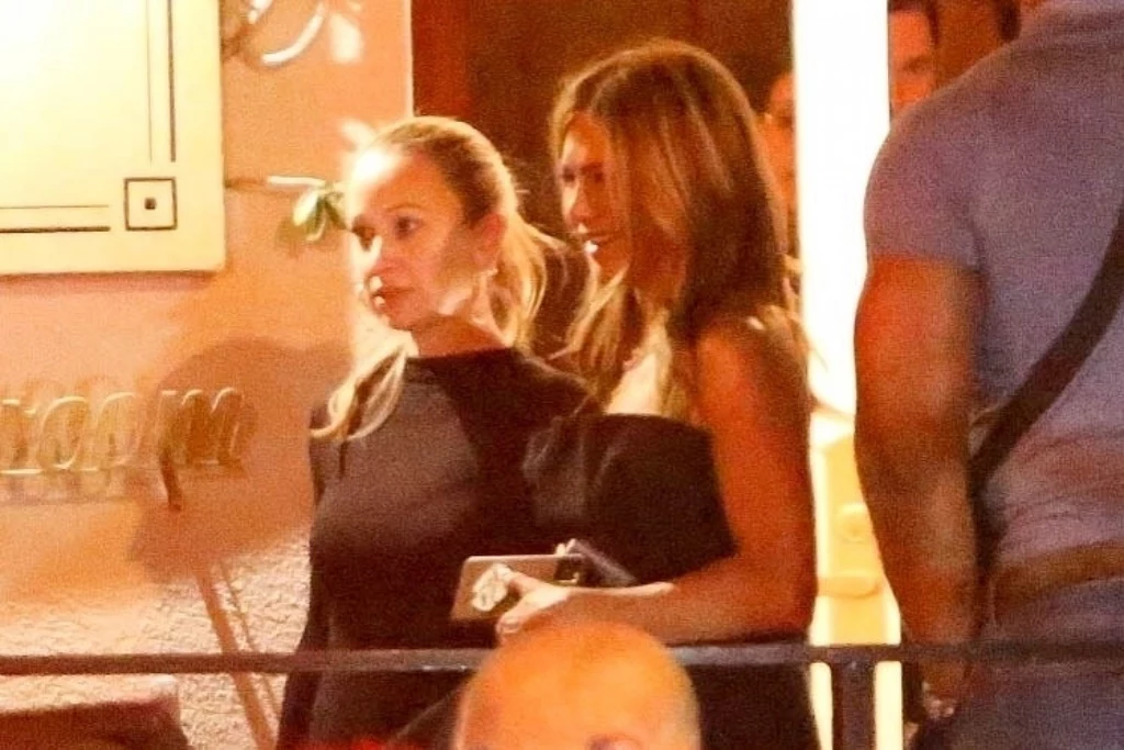 Zarówno Brad Pitt, jak i Jennifer Aniston bawili się na tym samym after party. Co prawda nie wyszli z niego wspólnie, ale oboje wyglądali na zadowolonych. Niedawno w mediach zawrzało od plotek, że byli małżonkowie znów mają się ku sobie. Myślicie, że jednak są razem? Zarówno Brad Pitt, jak i Jennifer Aniston bawili się na tym samym after party. Co prawda nie wyszli z niego wspólnie, ale oboje wyglądali na zadowolonych. Niedawno w mediach zawrzało od plotek, że byli małżonkowie znów mają się ku sobie. Myślicie, że jednak są razem?