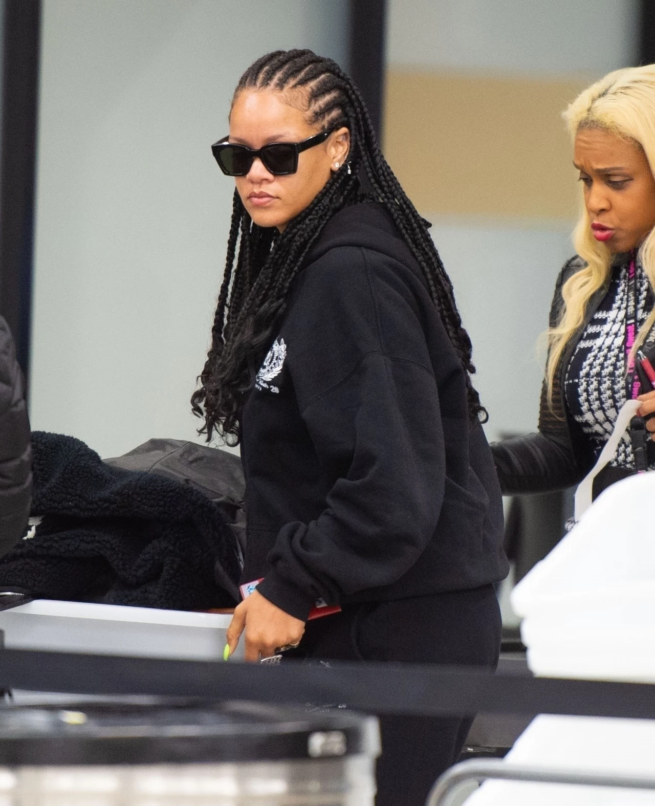 Jak się jednak okazuje, wokalistka nie zawsze wygląda perfekcyjnie. Choć na branżowych wydarzeniach jej stylizacje są idealnie dopracowane, to na co dzień Rihanna stawia na wygodę. Niedawno wokalistka została przyłapana przez fotoreporterów na lotnisku JFK w Nowym Jorku. Z daleka trudno ją było rozpoznać. Jak się jednak okazuje, wokalistka nie zawsze wygląda perfekcyjnie. Choć na branżowych wydarzeniach jej stylizacje są idealnie dopracowane, to na co dzień Rihanna stawia na wygodę. Niedawno wokalistka została przyłapana przez fotoreporterów na lotnisku JFK w Nowym Jorku. Z daleka trudno ją było rozpoznać.