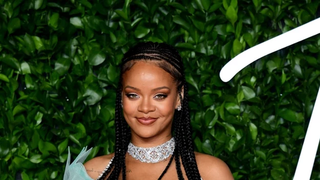 Rihanna stała się popularna po tym, jak w 2005 roku ukazał się jej debiutancki album "Music of the Sun". Piosenkarka z Barbadosu w szybkim tempie zdobyła ogromne grono fanów na całym świecie. 

Jej niezwykły głos i niebanalna uroda przyczyniły się do tego, że dziś jej nazwisko w show-biznesie zna prawie każdy. 

Gwiazda niemal zawsze wygląda fantastycznie. I to niezależnie od tego czy akurat jest szczupła, czy ma kilka nadprogramowych kilogramów. Kiedy pozuje na czerwonym dywanie, wprost nie można oderwać od niej wzroku. 