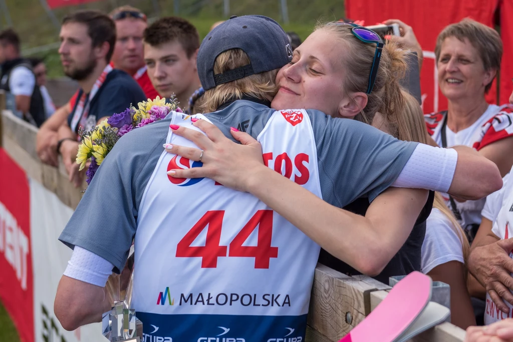 Dawid Kubacki w objęciach żony - Zakopane 2019, Grand Prix w Skokach Narciarskich