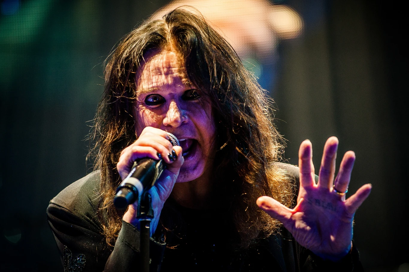 W ostatnich miesiącach wokalista Black Sabbath zmagał się z kilkoma dolegliwościami. W styczniu 2019 r. zdiagnozowano u niego grypę - wówczas 70-letni gwiazdor odwołał europejskie koncerty w ramach trasy "No More Tours 2".