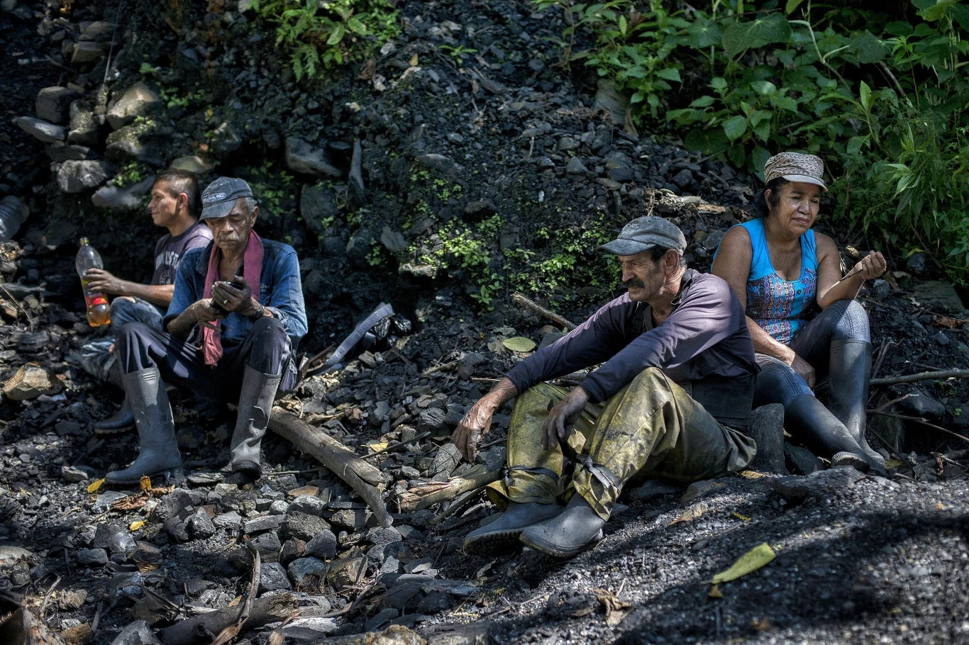 Guaqueros odpoczywają w cieniu podczas przerwy śniadaniowej