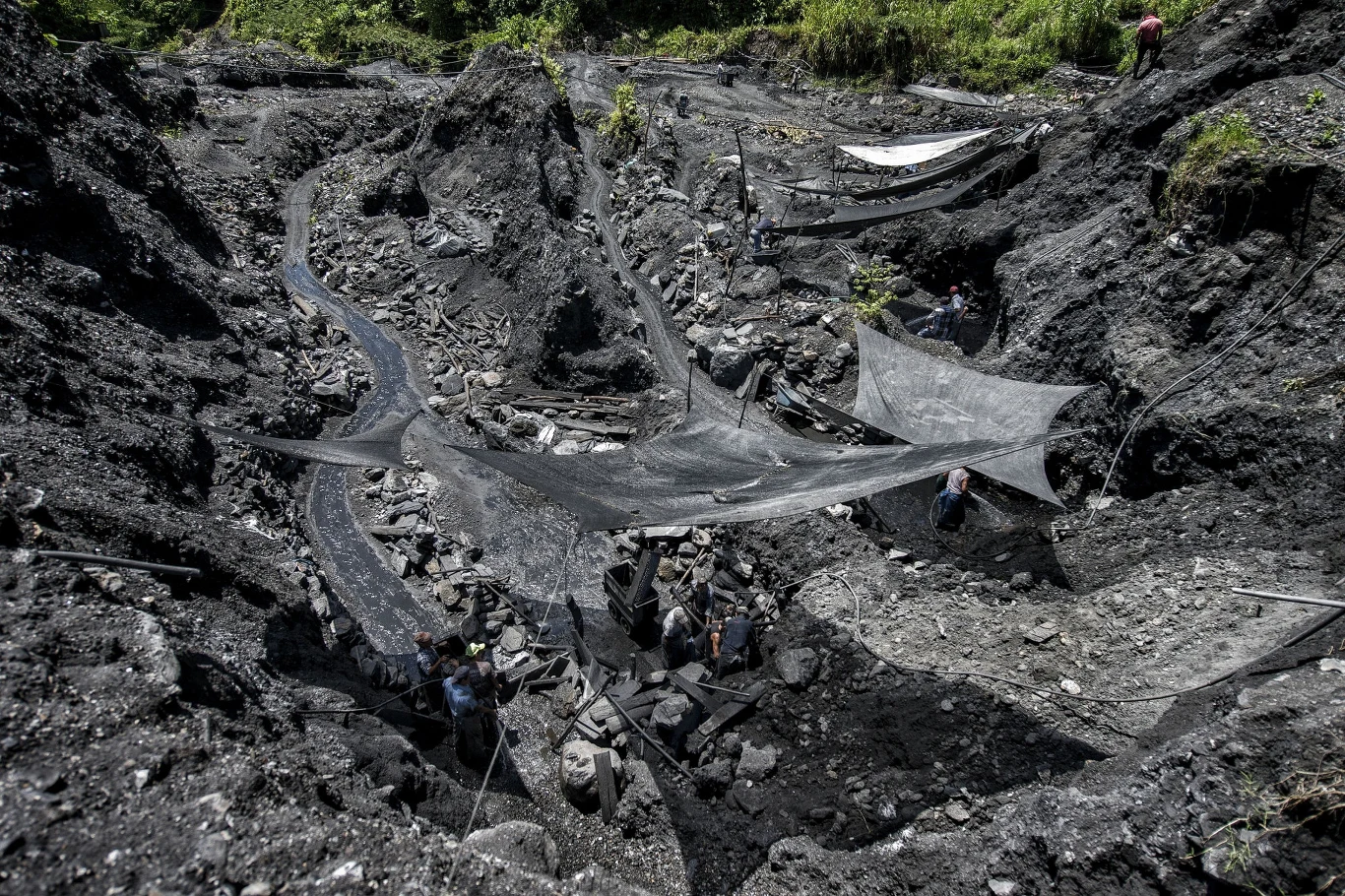 W takich warunkach pracują poszukiwacze szmaragdów. Każdy liczy, że za chwilę jego los się odmieni
