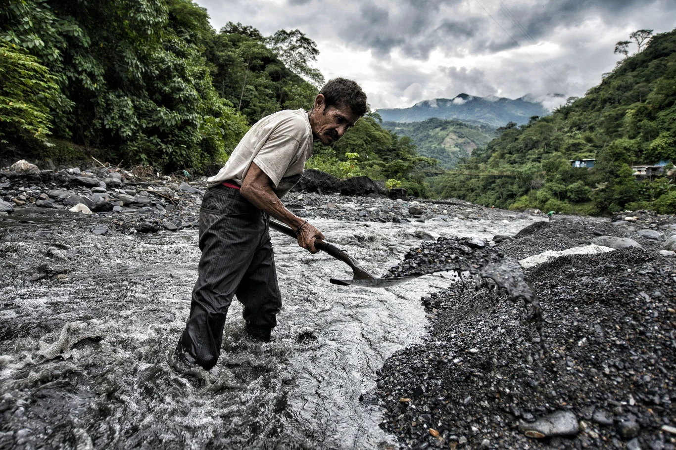 Zielone szkiełko na kamienistym dnie rzeki - taka perspektywa motywuje do wytężonej pracy