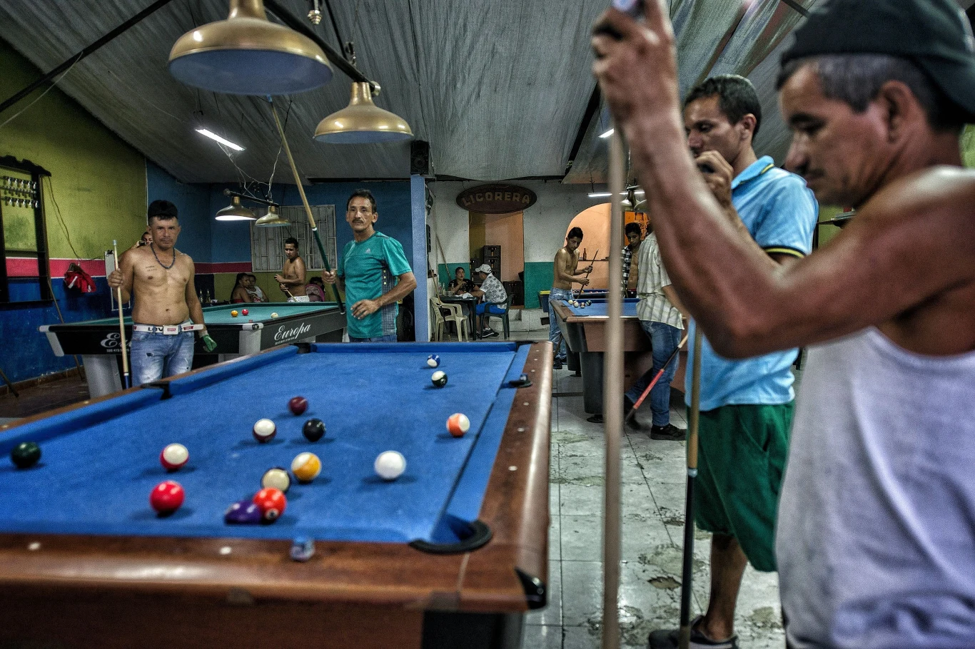 Relaks w kantynie po pracy. Jest bilard, kręgle i piwo