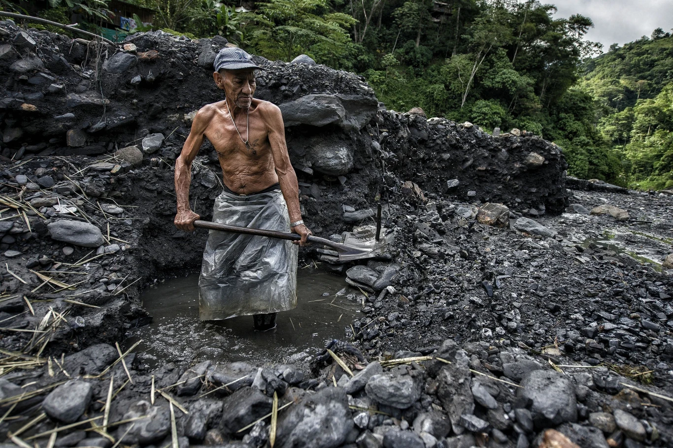 Fotograf Oscar Espinosa wybrał się w Andy, by na zdjęciach udokumentować pracę Guaqueros - niezależnych poszukiwaczy szmaragdów, którzy w ich poszukiwaniu przeczesują szyby kopalniane, zbocza gór, czy brzegi rzek.
