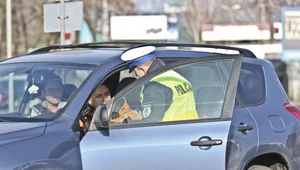 Policjanci podczas kontroli weryfikują stan licznika (fot. ilustrowane)