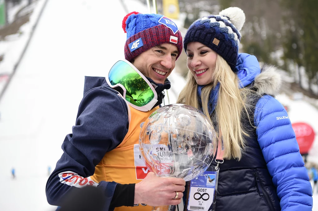 Kamil Stoch i jego żona Ewa Bilan-Stoch pozują do zdjęcia z Kryształową Kulą za sezon 2017/18 Kamil Stoch i jego żona Ewa Bilan-Stoch pozują do zdjęcia z Kryształową Kulą za sezon 2017/18