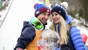 Kamil Stoch i jego żona Ewa Bilan-Stoch pozują do zdjęcia z Kryształową Kulą za sezon 2017/18