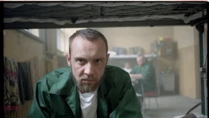 Marcin Kowalczyk w scenie z filmu "Jak zostałem gangsterem. Historia prawdziwa"