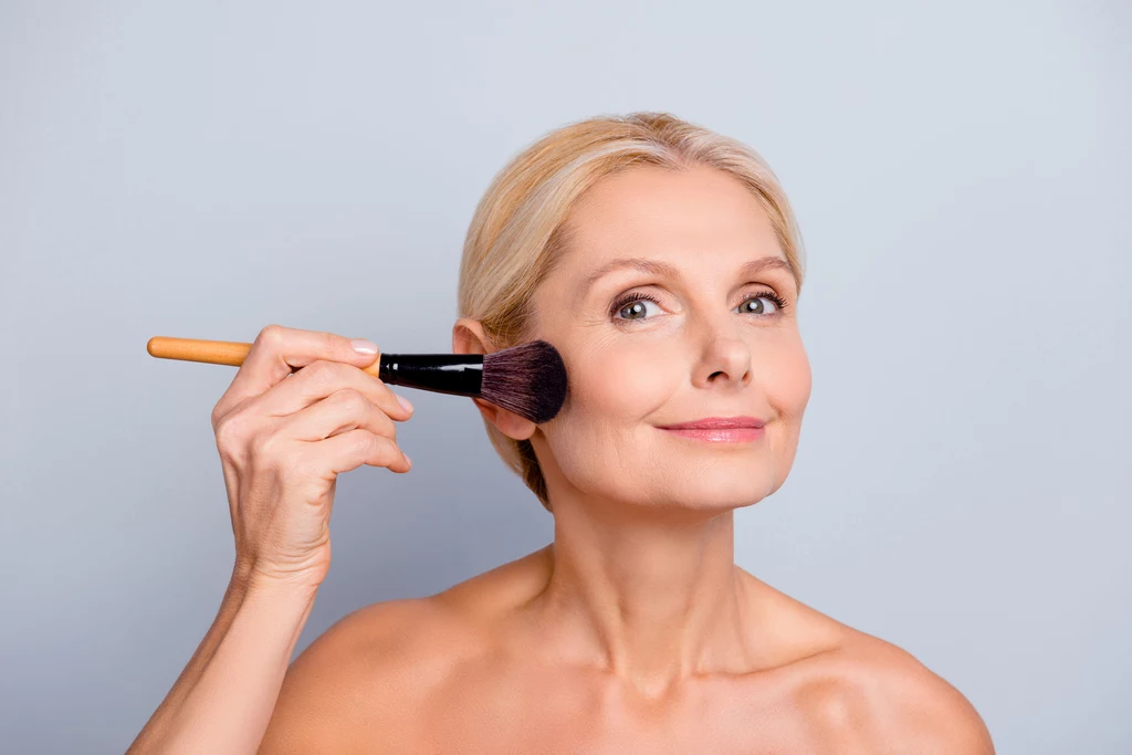 Podstawowa zasada wykonywania makijażu w dojrzałym wieku brzmi: im mniej, tym lepiej.