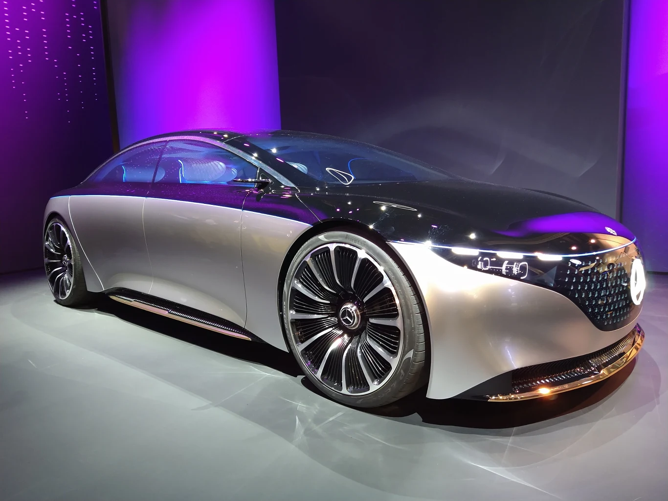 Największym zainteresowaniem cieszyło się jednak stoisko Mercedesa. Co ciekawe, to nie przedstawiony na zdjęciu Vision EQS był tego przyczyną.