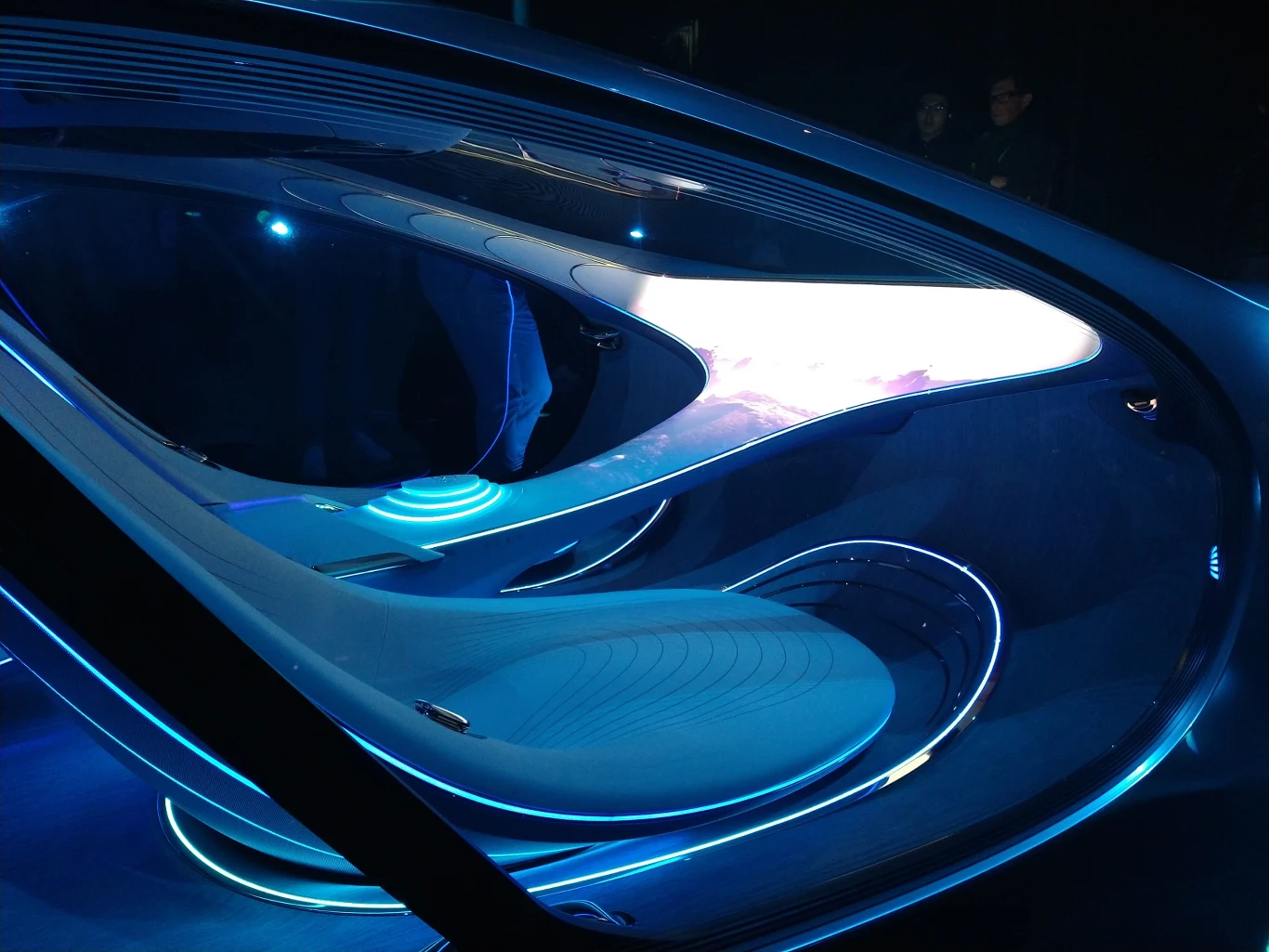 Pozbawionym jakichkolwiek przełączników oraz ekranów porozumiewa się z kierowcą za pomocą środkowego panelu i kilku prostych gestów. 