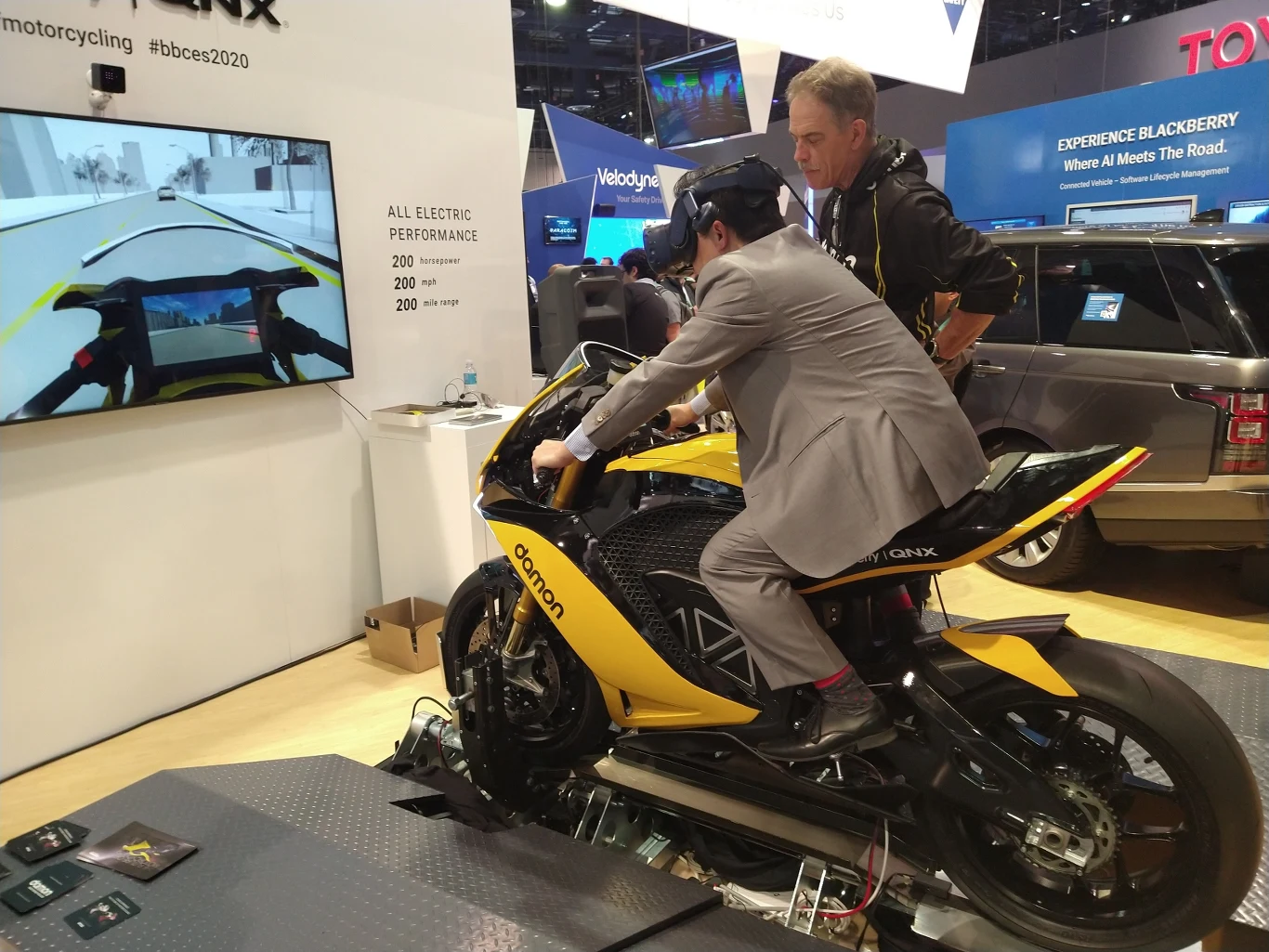 Wirtualna rzeczywistość pozwała nie tylko na cyfrową przejażdżkę w terenie. Dzięki goglom VR każdy mógł poczuć się jak za kierownicą szybkiego motocykla.