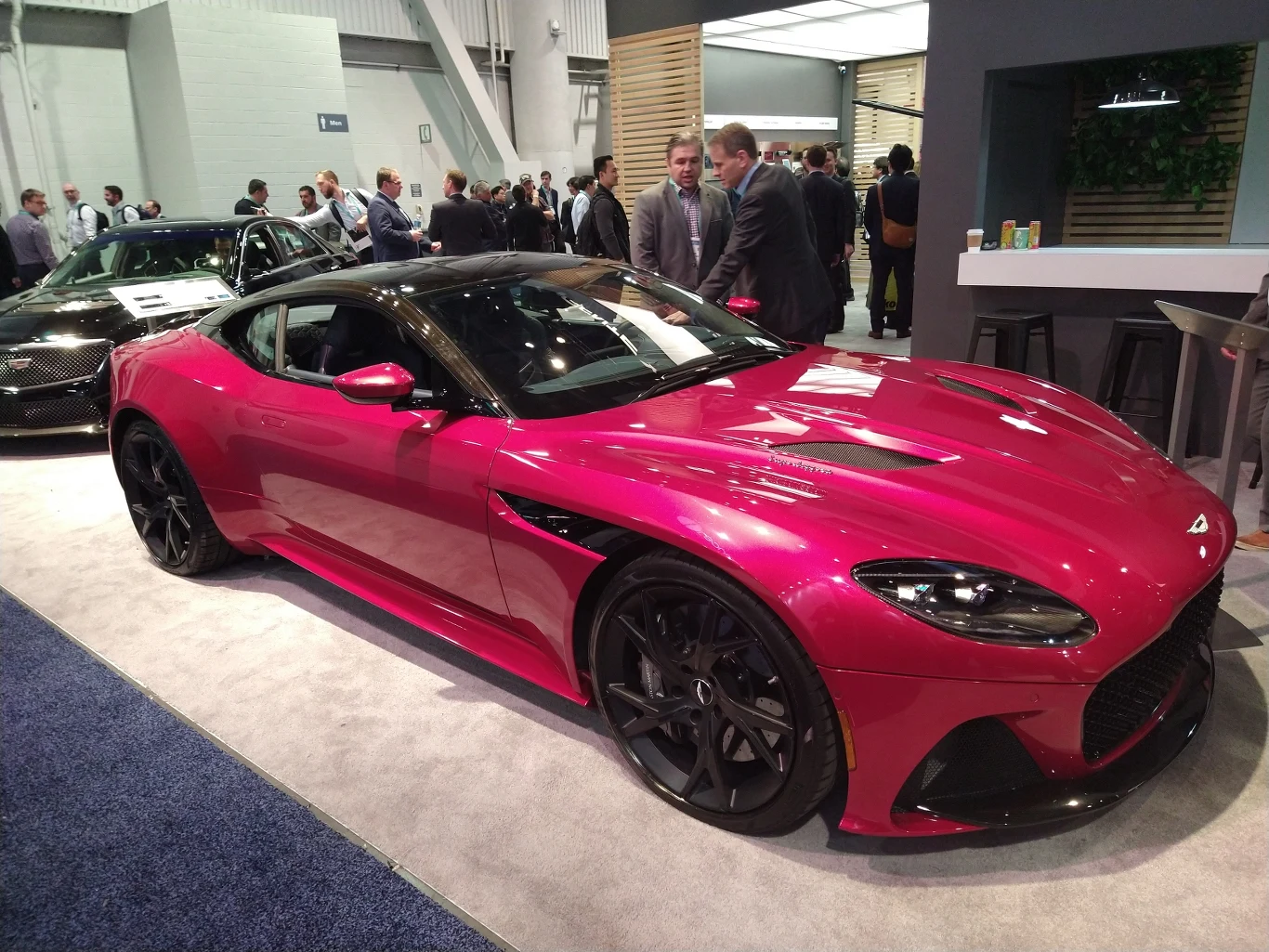 W głębi hali można było wypatrzeć także prawdziwego rodzynka. Aston Martin Superleggera. Super GT o mocy 715 KM jest równie piękne co szybkie. 