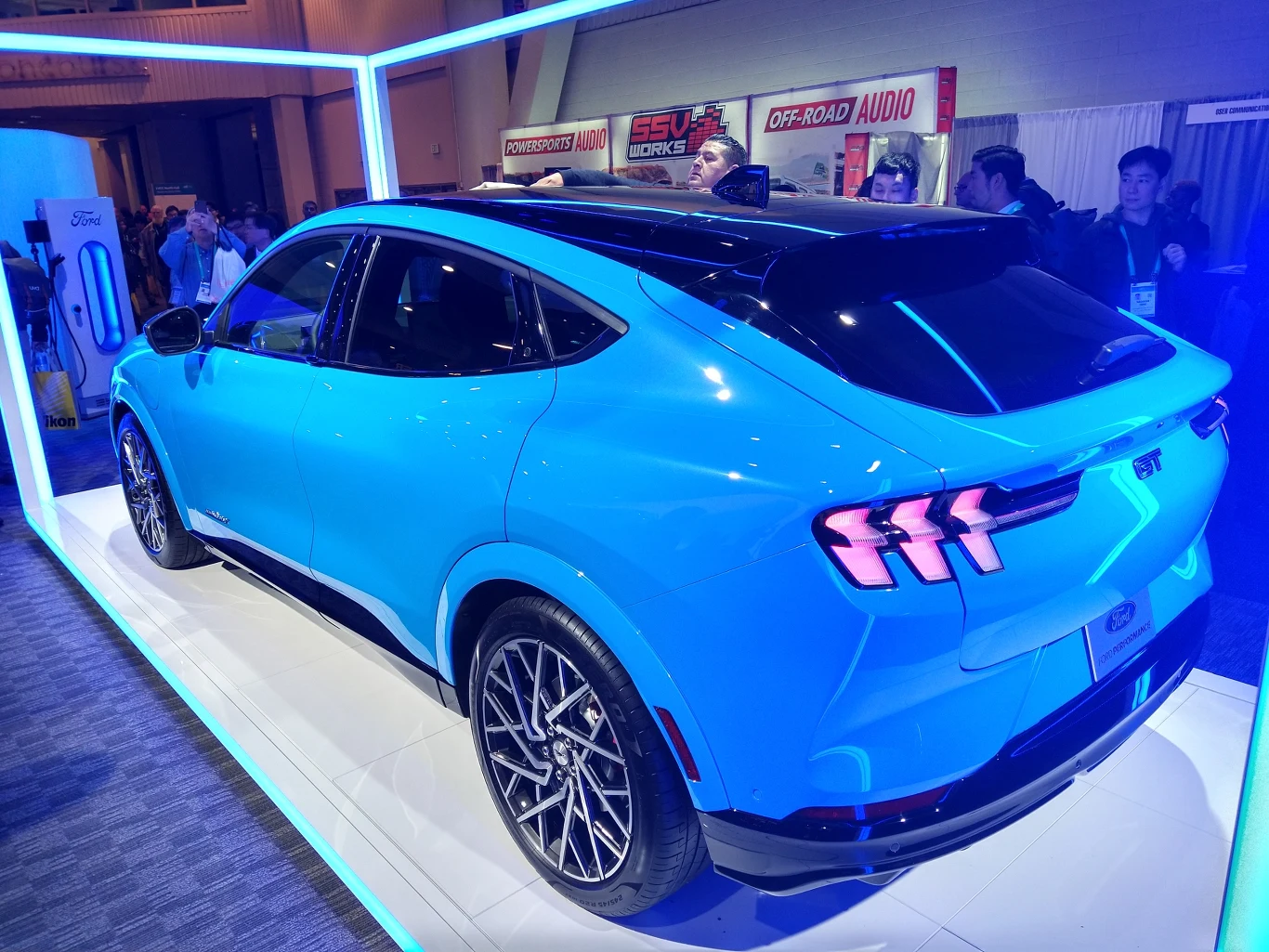 Nic dziwnego. Samochód zachwycał swoją linią nadwozia, a świadomość drzemiącej w nim mocy 465 KM powodowała duży uśmiech. 