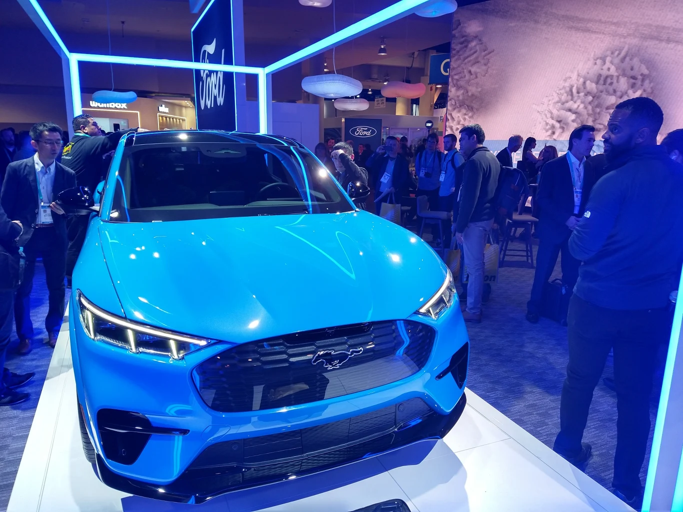 Ford natomiast „zaatakował” zwiedzających jeszcze przed wejściem na targi. Błyszczący, niebieski Mustang Shelby GT zwracał uwagę nawet osób zupełnie nie zainteresowanych motoryzacją.