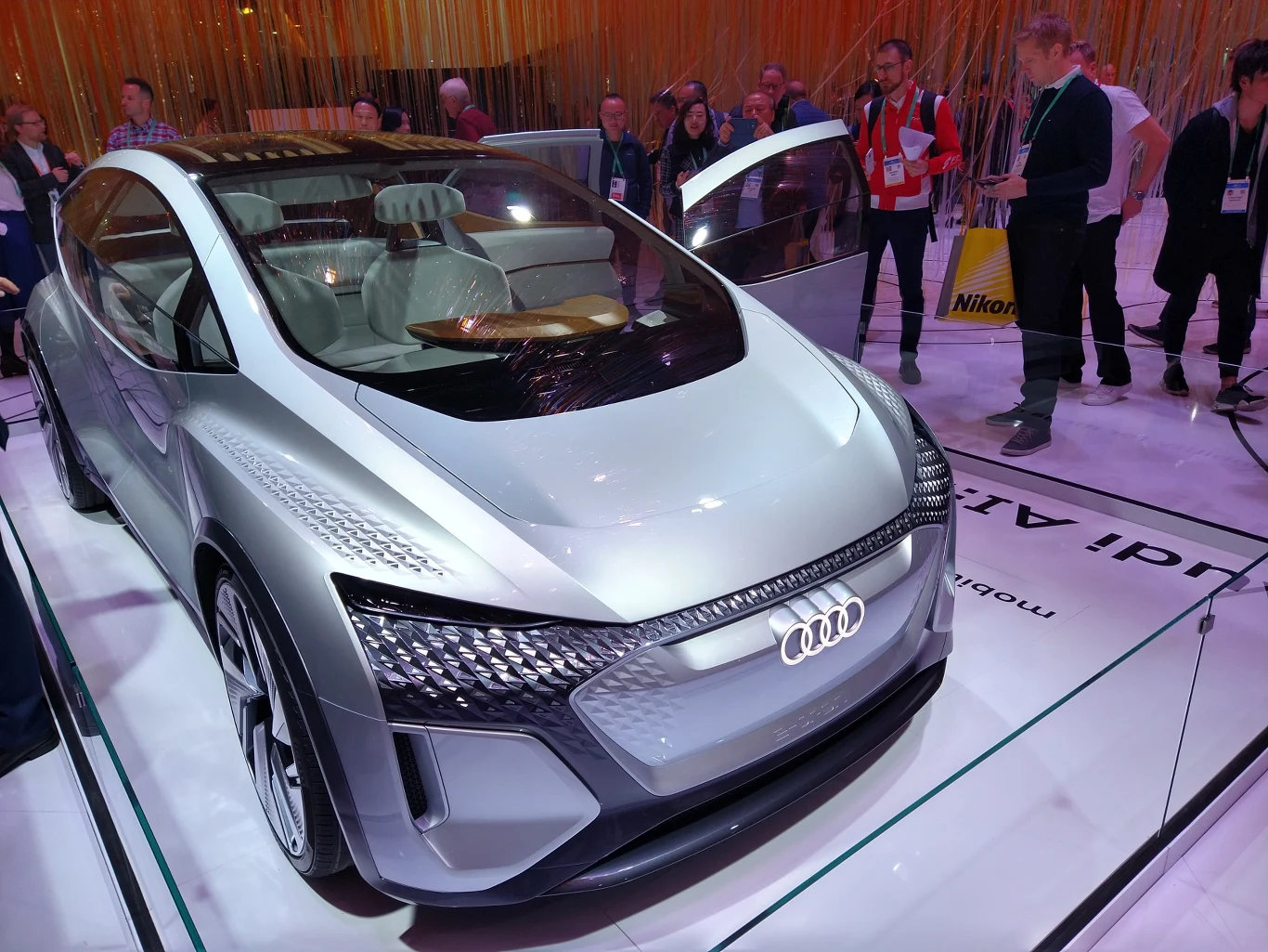 Firma z Ingolstadt pokazała także, znany z ubiegłego roku koncept elektrycznego modelu Aicon zasięgu wynoszącym nawet 800 km.