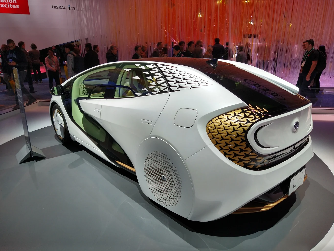 Pojazd został wyposażony w n.in napędzanego przez sztuczną inteligencję interaktywnego asystenta, który uczy się zachowań i preferencji prowadzącego.