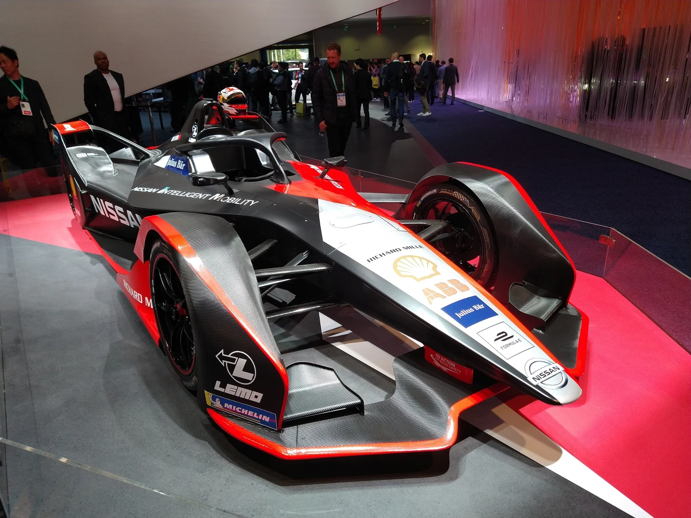 Targi CES to także technologie motorsportu. Idealnie obrazuje to bolid Formuły E, w której to japońska marka od 2 lat bierze udział. 