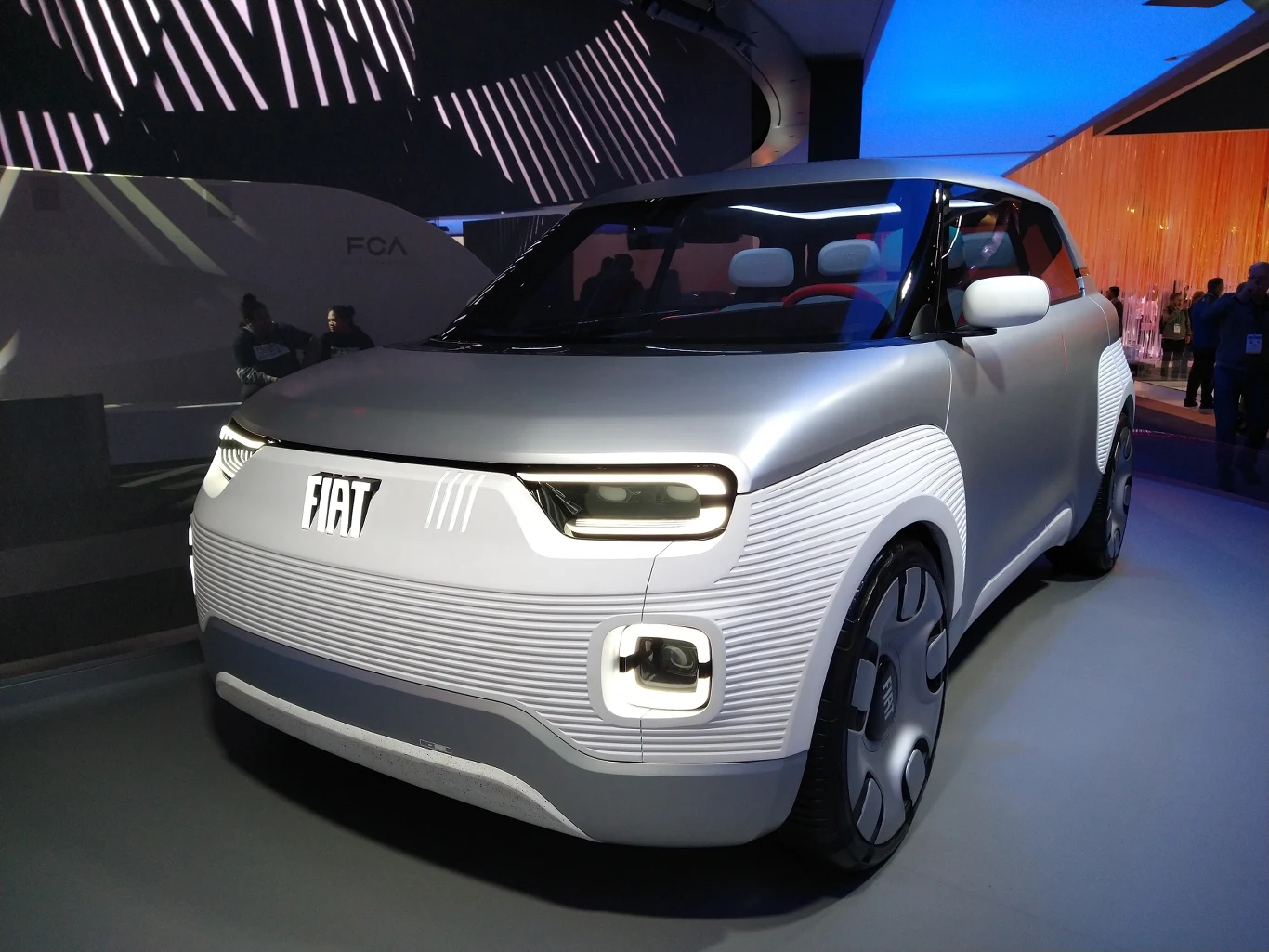 Podobnie jak niezmiernie uroczy Fiat Centoventi, który ma zaoferować niemal nieograniczone możliwości personalizacji.