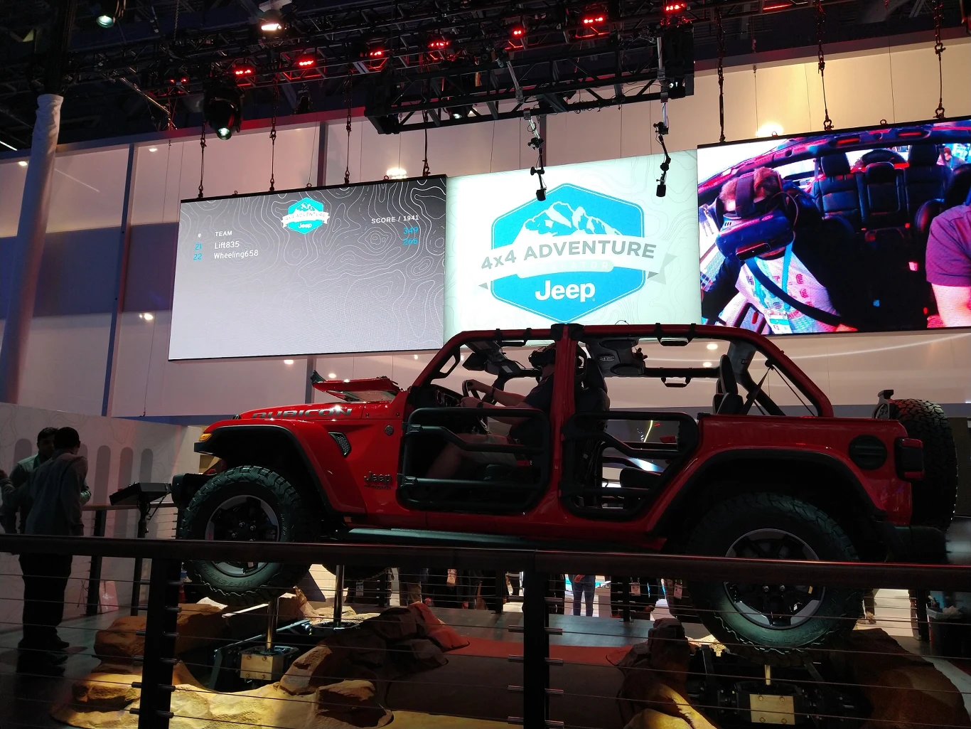 Powiązanie technologii z motoryzacją widoczne było na każdym kroku. Idealnym przykładem jest ta „wirtualna przejażdżka” w terenie przy pomocy pneumatycznych podnośników i gogli VR.