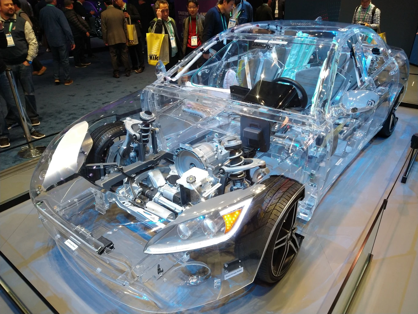 Jak jest zbudowany współczesny samochód elektryczny? W niewielkim stopniu pokazuje to ten projekt. Przeźroczysty model przyciągał całkiem duże grupy gapiów. 