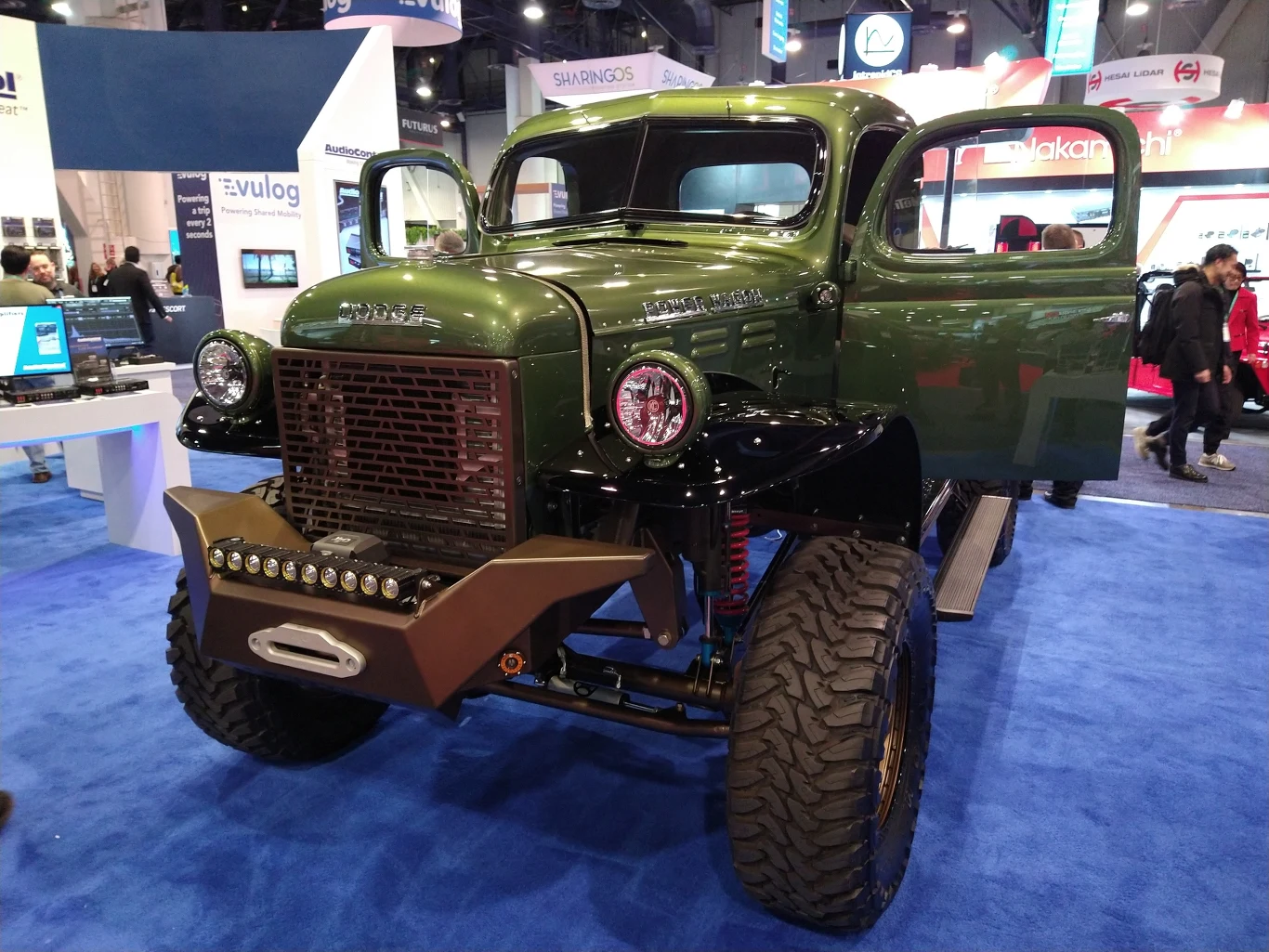 Pamiętający stare czasy Dodge Power Wagon również został stosownie przerobiony. Jego „pakę” zajmował zestaw audio wielkości małego stołu jadalnianego. 