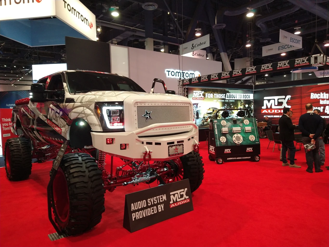 Podobnie jak ogromne pickupy. Ten reklamujący samochodowe systemy audio został dodatkowo wyposażony w potężne głośniki oraz aż cztery subwoofery.