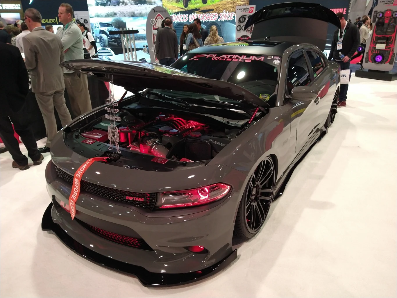 Lub ten groźnie wyglądający Dodge Charger Daytona. 