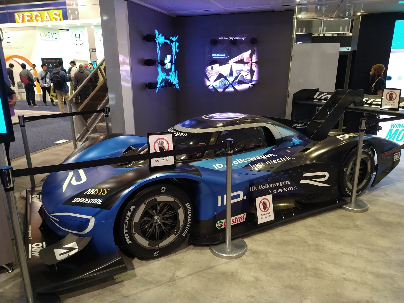 Volkswagen I.D. R – wielki zwycięzca Pikes Peak to pojazd którego nie trzeba nikomu przedstawiać. Gdy weźmiemy pod uwagę jego zaawansowany elektryczny napęd i możliwości sportowe, nic dziwnego, że nie mogło go zabraknąć na targach. 