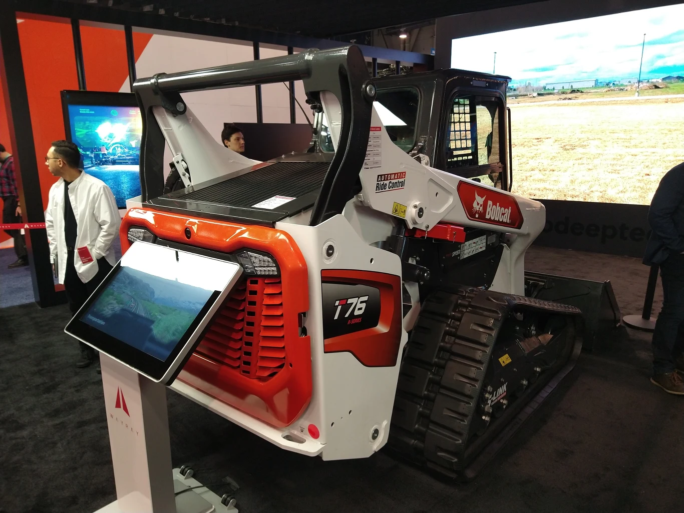 Kto powiedział, że targi elektroniczne mają przyciągać tylko producentów samochodów. Swoje miejsce odnalazła na nich także firma Bobcat, tworząca koparki przemysłowe. 