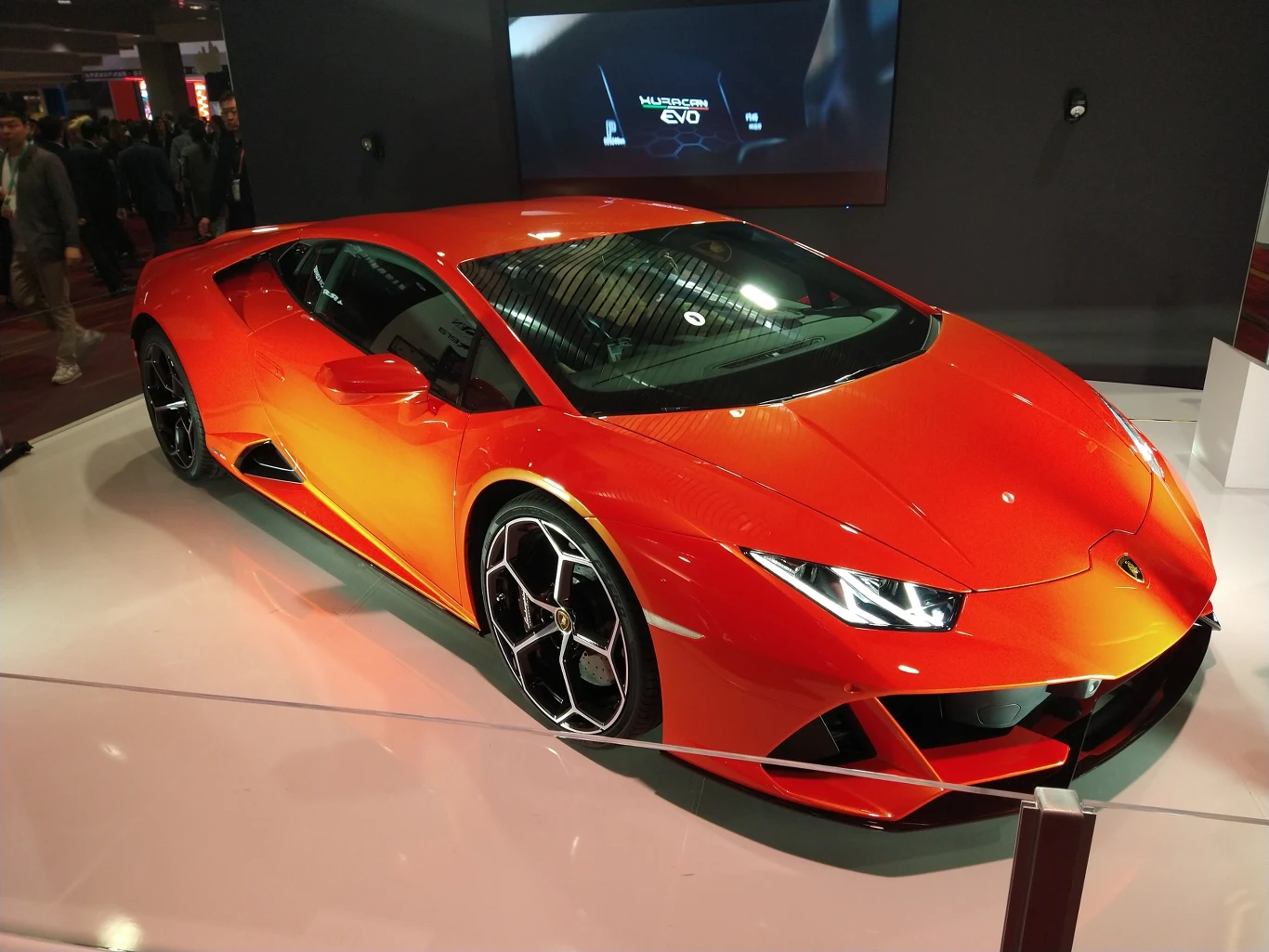 Targi CES przyciągają nawet największych z branży. Na stoisku Lamborghini dumnie prezentował się pomarańczowy Huracan Evo. 