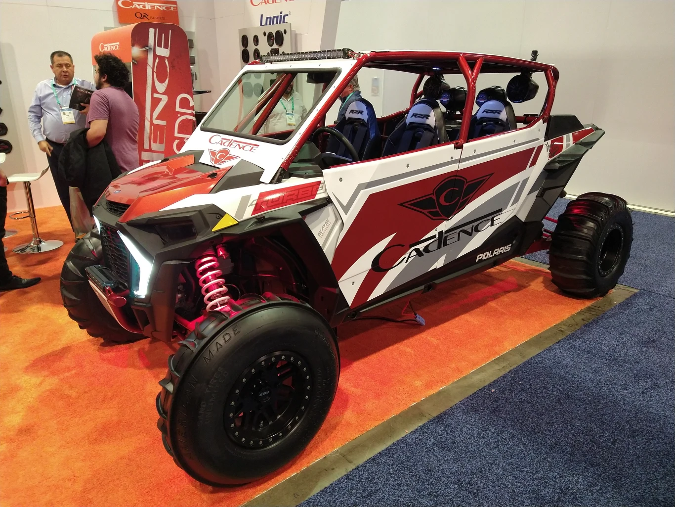 Również firmy około-technologiczne promowały się za pomocą pojazdów. Marka Cadence czyniła to za pomocą wyczynowego Polarisa RZR Turbo.