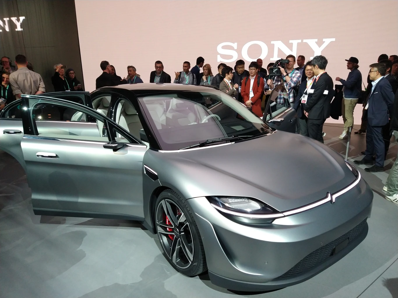 Sony Vision-S - pokaz możliwości japońskiego producenta sprzętu elektronicznego, czy może coś więcej? Być może niebawem się przekonamy. Auto posiada niezliczoną ilość czujników, radarów, a wszystko skupione jest wokół autonomicznej jazdy. 