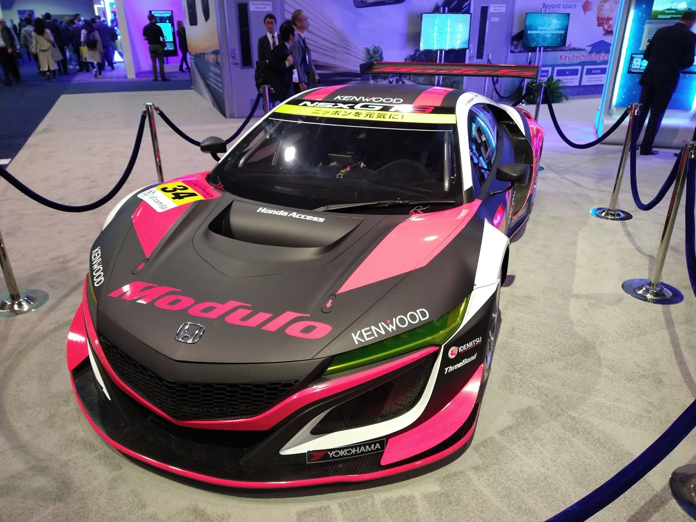 Równie duże zainteresowanie wzbudzał model, który witał zwiedzających zaraz po wejściu na halę. Wyścigowa Honda NSX pobudzała emocje związane ze zbliżającym się kolejnym sezonem GT3. 
