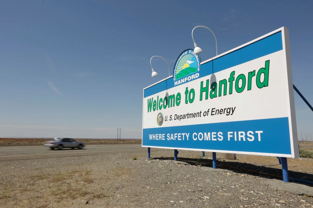 Dziś wjeżdżając do Hanford mijamy wielki bilboard z napisem "bezpieczeństwo przede wszystkim" Dziś wjeżdżając do Hanford mijamy wielki bilboard z napisem "bezpieczeństwo przede wszystkim"